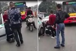 Quỳ xuống van xin, tài xế taxi vẫn bị đánh tới tấp