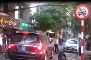 Xe biển xanh đi ngược chiều, ép taxi nhường đường