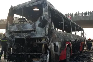 Cháy xe ở đại lộ Thăng Long, không thiệt hại về người