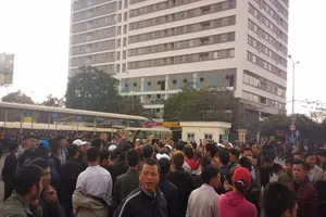 Hàng loạt xe khách bỏ chuyến phản đối phân tuyến