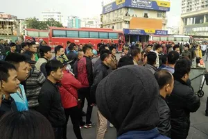 Dời hành khách bị ‘bỏ rơi’ ở bến Mỹ Đình sang Giáp Bát