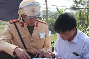 CSGT hóa trang xử lý xe khách nhồi nhét người dân