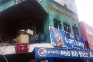 Quán cơm bùng cháy dữ dội, 1 người bị bỏng