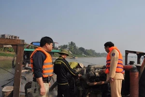Bắt 3 tàu khai thác cát trái phép trên sông Đuống