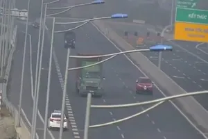 Kinh hãi taxi lao như bay, ngược chiều trên cao tốc 