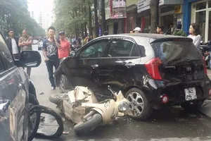 Hàng chục người cùng nâng xe ô tô cứu cháu bé dưới gầm