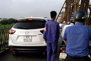 Tước giấy phép tài xế lái ô tô lên cầu Long Biên