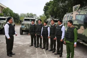 Bàn giao hàng loạt xe đặc chủng chống đạn, kháng mìn