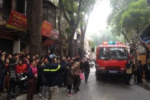 Phong tỏa đường để chữa cháy cửa hàng nội thất