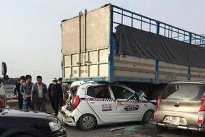 6 ô tô đâm liên hoàn, taxi bẹp dúm trong gầm xe tải