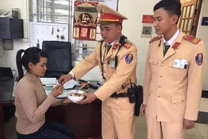 Người phụ nữ được CSGT mua vé xe từ Hà Nội về Sóc Trăng