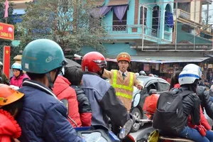 Cảnh sát tung quân xử lý “cò” ở chùa Hương