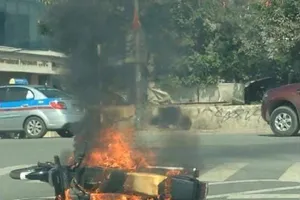 Xe máy cháy ngùn ngụt, tài xế thoát chết trong gang tấc