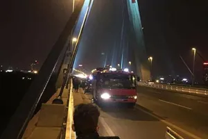 Đi vệ sinh, người đàn ông rơi xuống sông mất tích