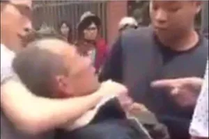 Hai cha con đánh cựu binh có thể lãnh 14 năm tù