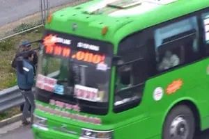 Phạt 11 triệu đồng tài xế đón khách trên cao tốc