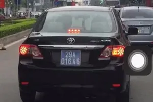 Xe Cục Thuế Hà Nội chạy vào làn đường cấm