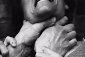 Bị bóp cổ vì từ chối 'yêu', cô gái sát hại người tình 