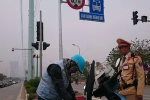 Lấn làn xe buýt nhanh, bị phạt 'méo mặt'