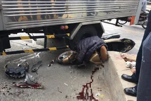 Cố vượt ô tô, người đàn ông nhập viện