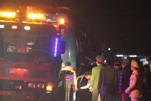 Hiện trường tan hoang sau vụ nổ xe khách, 2 người chết