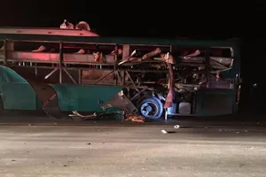 Xe khách nổ kinh hoàng, 2 người chết, 12 người cấp cứu