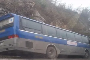 Xe khách chở học sinh gặp tai nạn, 1 người chết