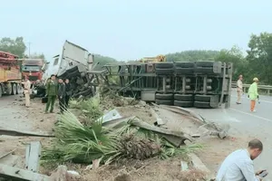 Xe container tông xe Samsung, 5 người bị thương