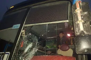 Giành khách, đập vỡ kính, đánh trọng thương tài xế