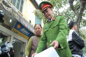 Vứt rác ra vỉa hè, một người dân bị phạt 6 triệu đồng