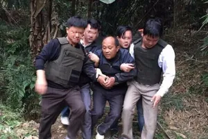 Xách cả bao ma túy, dùng súng K59 bắn cảnh sát