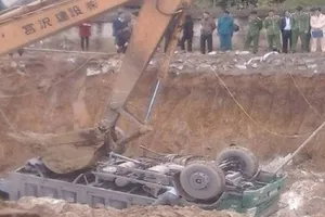 Xe tải rơi xuống công trường, tài xế tử vong tại chỗ