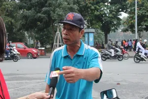 Dừng xích lô hút thuốc lào, bị phạt 70.000 đồng