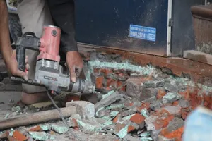 Phá bậc tam cấp trạm y tế lấn vỉa hè