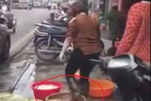 Phản cảm clip dùng chân để khoắng lòng heo ở Hà Nội 