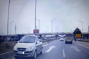 Tước bằng lái tài xế chạy ngược chiều trên cao tốc