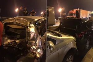 4 ô tô đâm liên hoàn trong đêm, giao thông ùn tắc