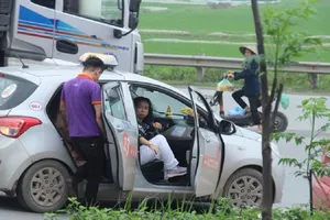 Xử phạt xe điện, khách nháo nhào bắt taxi