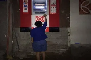 Dẹp vỉa hè: Người dân 'chật vật' rút tiền từ máy ATM