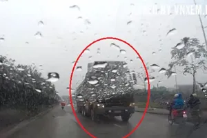 Tước bằng lái tài xế chạy ngược chiều trên đại lộ