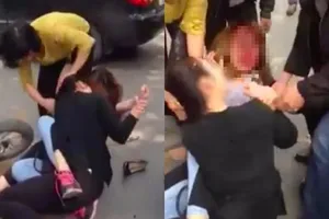 Va chạm giao thông, 2 cô gái lao vào đánh nhau