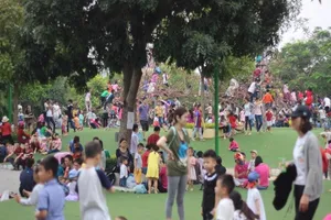 'Biển người' chen chân tại các công viên ngày Giỗ tổ 