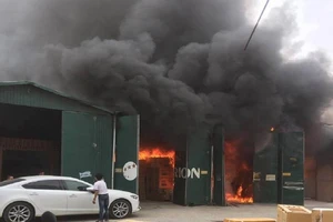 Đang cháy ngùn ngụt tại kho hàng gần tòa nhà Keangnam