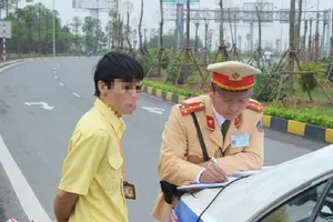 Bị CSGT xử phạt, nhờ bưu điện nộp tiền phải làm sao?