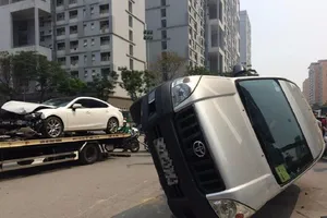 Toyota lật nghiêng, Madaz bẹp dúm đầu