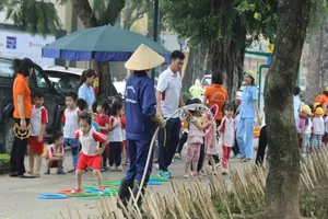 Cắm chông tre tại vườn hoa: Ngăn chó hay bẫy người?