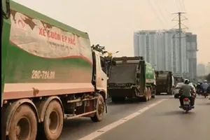 4 xe chở rác chạy vô làn xe buýt nhanh