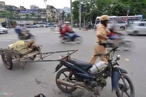 Dùng chìa khóa dự phòng nổ máy chạy trốn CSGT