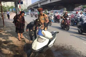 CSGT kịp báo cho 1 phụ nữ chạy xe máy đang cháy