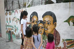 Trở lại tuổi thơ với con đường phủ kín tranh cổ động